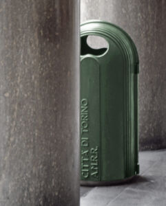 Studio De Ferrari Architetti, cestino getta rifiuti "Sabaudo" (1989)