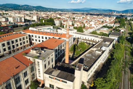 vista della preesistenza, con il giardino della ciminiera (foto Giovanni Andrea Rocchi)