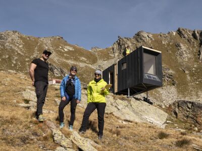 bivacco Brédy con i progettisti di BCW Collective (Facundo Arboit, Skye Sturm, Chiara Tessarollo)