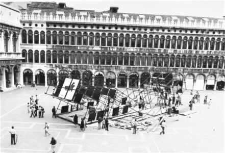 Allestimento della mostra “Friuli: memoria, partecipazione, ricostruzione”, Piazza San Marco, Venezia, 1976 (© Mark Smith)