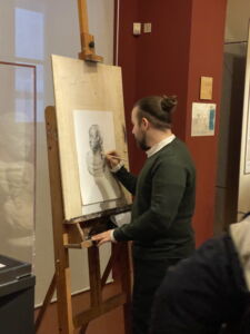 La mostra è vivacemente animata dalla presenza di accademisti, e dai loro lavori (qui, il giorno dell’inaugurazione)
