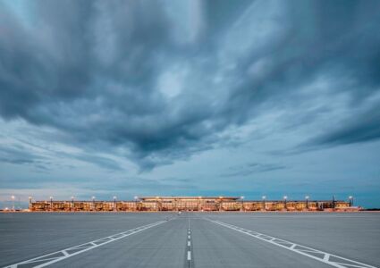 Aeroporto Berlin Brandenburg Willy Brandt, la cui disastrosa storia costruttiva non è da imputare all'architetto ma all'incompetenza cumulativa del governo locale (2020)
