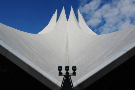 Berlino Tempodrom con i suoi echi di modernismo tropicale, il tetto ricorda infatti la Cattedrale di Brasilia di Oscar Niemeyer (2001)