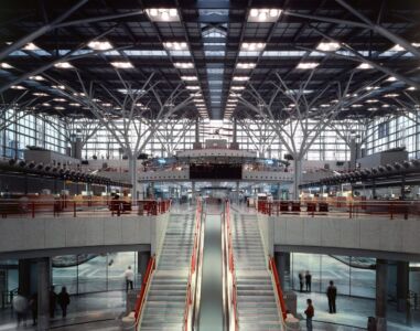 Aeroporto internazionale di Stoccarda le cui sale check-in con i loro tetti apparentemente svettanti erano anch'esse immagini della gioia della partenza (2004)