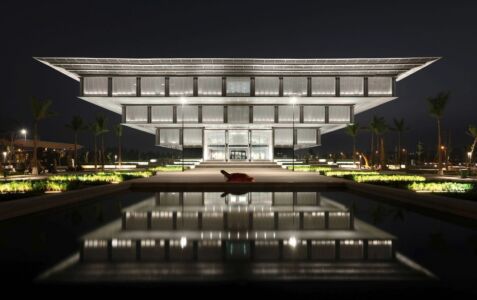 Hanoi Museum, Hanoi, Vietnam. Echi di architetture orientali nella spettacolare piramide rovesciata a gradoni le cui ampie sporgenze garantiscono l'ombra e quindi riducono il consumo energetico (2010)