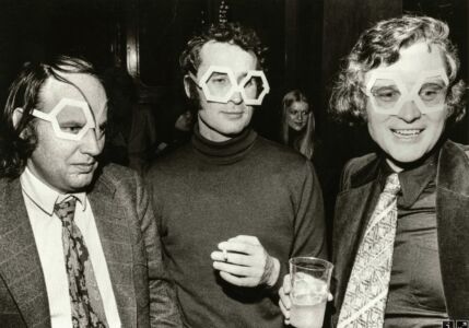 Berlino, 1974. Dopo circa 9 anni di lavori viene inaugurato Tegel di gmp. Nella foto, da sin a dx, Klaus Nickels (partner del progetto), Volkwin Marg e Meinhard von Gerkan portano gli occhiali con l'esagono forma base del loro progetto