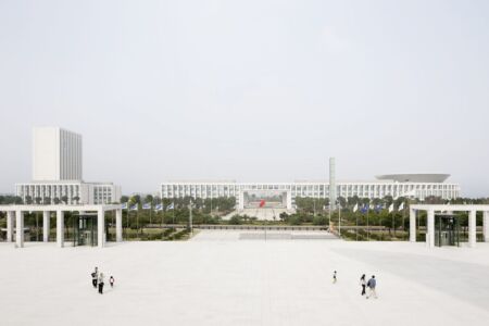 Nanhuixincheng Town vicino Shanghai. Foto Marcus Bredt. 800.000 abitanti, modello per gli agglomerati urbani asiatici in rapida densificazione. Lo spirito di Tegel è diventato un'intera città (2009)
