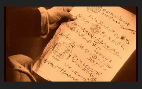Il celebre fotogramma del Film con dettaglio della lettera cabalistica