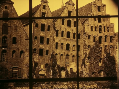 Il Maestro vorrebbe una casa bella e abbandonata..._. - la proprietà del vampiro in Nosferatu in un celebre fotogramma del film, perfetta coulisse la città vecchia di Lubecca