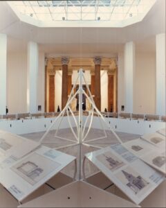 Sala Dardi, dettaglio dell’allestimento della mostra “Arte e scienza nella perestrojka. Dall’URSS in URSS. Mostra sovietica”, Palazzo delle Esposizioni, Roma, 1989 (© MAXXI Architettura, Archivio Dardi)