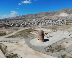 Ricollocamento della tomba di Zeynel Bey in prossimità del nuovo insediamento; Fonte: https://www.dailysabah.com/arts/restoration-comes-to-end-in-turkiyes-sunken-city-hasankeyf/news, 2022