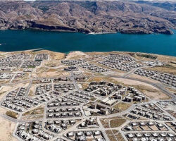 L’insediamento costruito ex-novo per gli abitanti di Hasankeyf; sull’altra sponda del fiume, l’antico insediamento; Fonte: https://www.uludagsozluk.com/r/hasankeyf-in-son-hali-2051413/