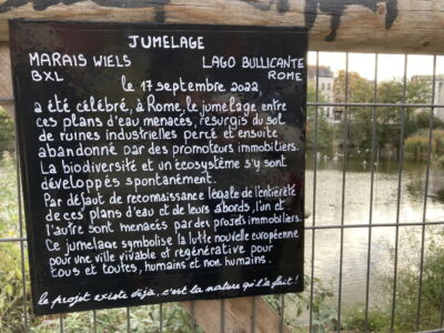 L’insegna al Marais Wiels a testimonianza del gemellaggio (https://www.facebook.com/MaraisWiels)