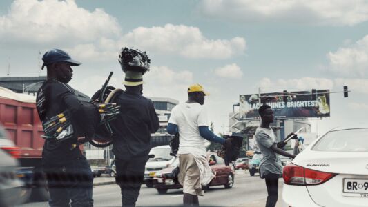 Venditori ambulanti nel quartiere di Dzorwulu ad Accra, Ghana (© Festus Jackson Davis)