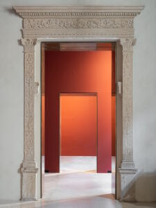 Una sala espositiva (© Marco Cappelletti, courtesy Labics)