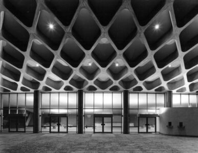 Il foyer visto dall’esterno. Si noti il solaio a cassettoni che sorregge gli spalti del piano superiore (courtesy of Tange Associates)