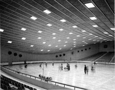 Vista dell’arena e degli spalti “a sbalzo” (courtesy of Tange Associates)