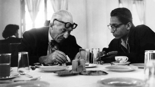 Doshi con Le Corbusier