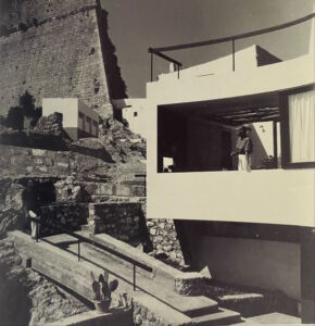 Veduta di Casa Broner con Erwin e Gisela Broner e il bastione di Santa Lucia