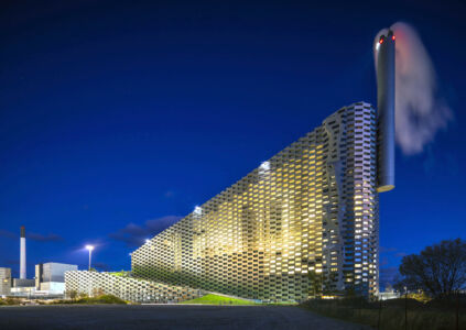 CopenHill, progettato dallo Studio Bjarke Ingles Group (BIG) e SLA Architects, costruito nel 2019 (© Tomas Majewski)