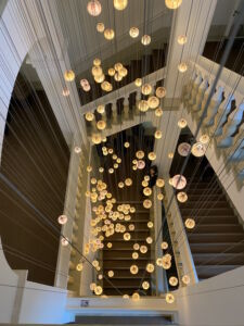 Installazione luminosa nel vano scale dell'ex tribunale che richiama le luci Bocci dell'hotel Wilmina (© Francesca Petretto)