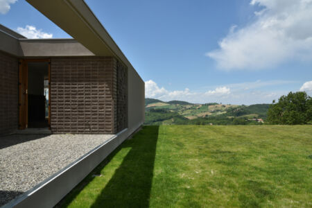 Casa su una collina di Caravatti Architetti a Salsomaggiore Terme