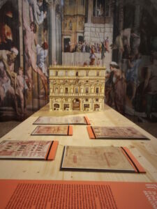 Modello di proposta ricostruttiva (con ipotesi di decorazione pittorica) per il perduto Palazzo Branconio dell’Aquila a Roma, progettato da Raffaello. Sullo sfondo l’Incendio di Borgo delle Stanze (© Pietro Giovanni Pistone)