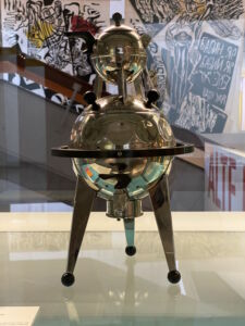Prima parte mostra, Kunstgewerbemuseum, dettaglio oggetto di design, samovar (© Francesca Petretto)