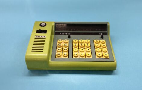 Prima parte mostra, Kunstgewerbemuseum, dettaglio oggetto di design, Davor Grünwald, Electronic calculator TRS 537, Manufacturer TRS, Zagreb, 1974