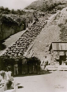 Campo di concentramento di Mauthausen, la “Scala della morte”, 1942 ca (U.S. Holocaust Memorial Museum, Archivio fotografico, n. 15622, per gentile concessione Archivio del Memoriale del campo di concentramento di Mauthausen)