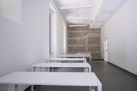 Gli spazi interni dell'ex Dogana ristrutturati per Accademia Italiana (© Michele Cirillo)