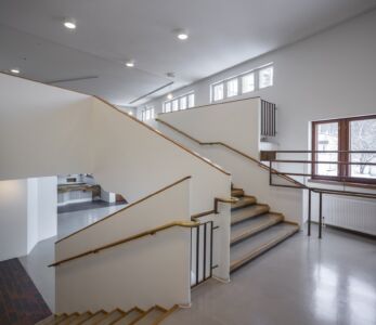 Museo Alvar Aalto, la scala di accesso alla sala espositiva (foto Maija Holma - Alvar Aalto Foundation)