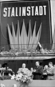 1953, La nascita di Stalinstadt, Bundesarchiv_Bild_183-19521-0005. fonte Wikipedia