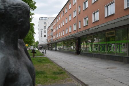 WK I, scorcio con scultura. Foto @ Daniela Völkel-Hundt, maggio 2023