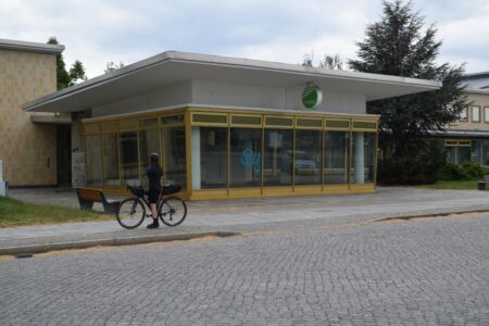 Magistrale, oggi Lindenallee, Autopavillon IFA, 1963. Foto © Daniela Völkel-Hundt, maggio 2023