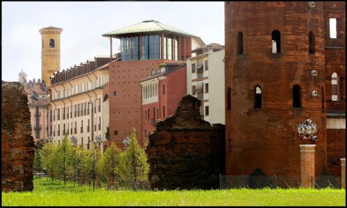 Isolato Santo Stefano (2000-2005) e Parco Archeologico Porta Palatina (2003-2006), Torino (Foto Bruno Cattani, Archivio Isolarchitetti)