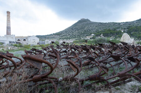 Favignana con lo sfondo del castello di Santa Caterina (© Archivio AutonomeForme)