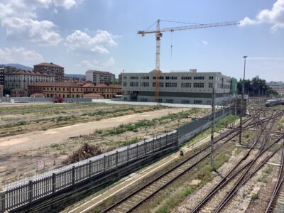 Vista del comparto dal cavalcavia di Corso Sommeiller: in primo piano l'area di cantiere del PEC di Nova Coop e, a seguire, il Centro di biotecnologie dell'Università e la centrale di accumulo Iren