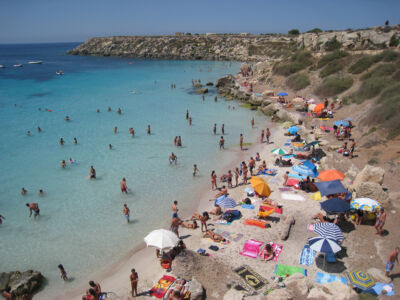 Turisti a Cala Azzurra a Favignana