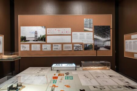 Vista di una sala della mostra. Sullo sfondo disegni e fotografie relativi alla Chiesa di Kouvola, 1978, Arch. Jaakko e Kaarina Laapotti (© Anni Koponen / Museum of Finnish Architecture)
kuva:Anni Koponen