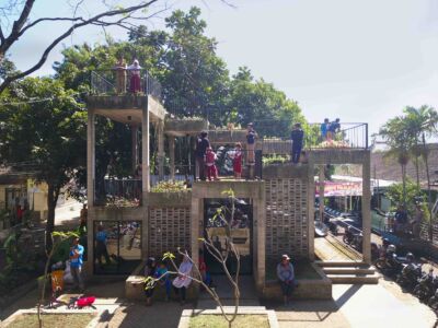 Studio SHAU, microbiblioteca Hanging Gardens a Bandung, Indonesia (2019)