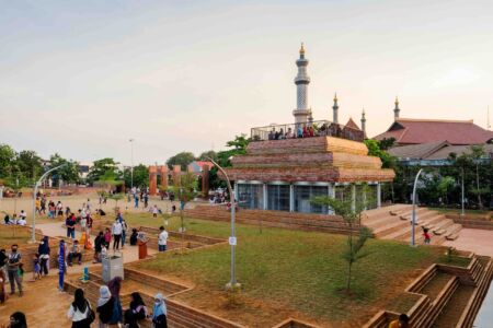 Studio SHAU, microbiblioteca Alun-alun Kejaksan a Cirebon, Indonesia