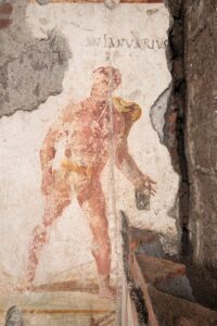 Particolare della figura di un gladiatore dagli affreschi della cosiddetta “latrina del gladiatore” di età neroniana (© Stefano Castellani)