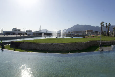La vasca d'acqua che circonda il Castello a Mare (© Archivio AutonomeForme)