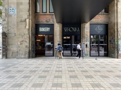 Scorcio portico principale con nuovo panificio. Ottobre 2023. Foto Francesca Petretto