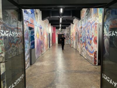 Dentro Fotografiska, scorcio di uno spazio espositivo di passaggio, graffiti originali. Foto Francesca Petretto