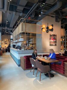 Dentro Fotografiska, scorcio dell'elegante caffé al piano terra . Foto Francesca Petretto