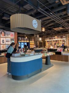 Dettaglio elementi di arredo nel bookshop galleria dentro Fotografiska. Foto Francesca Petretto