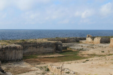 L'ex cava tra Cala Francese e Punta Sottile (© Archivio AutonomeForme)