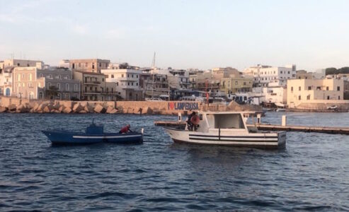 Il centro di Lampedusa visto dal porto (© Archivio Autonome Forme)